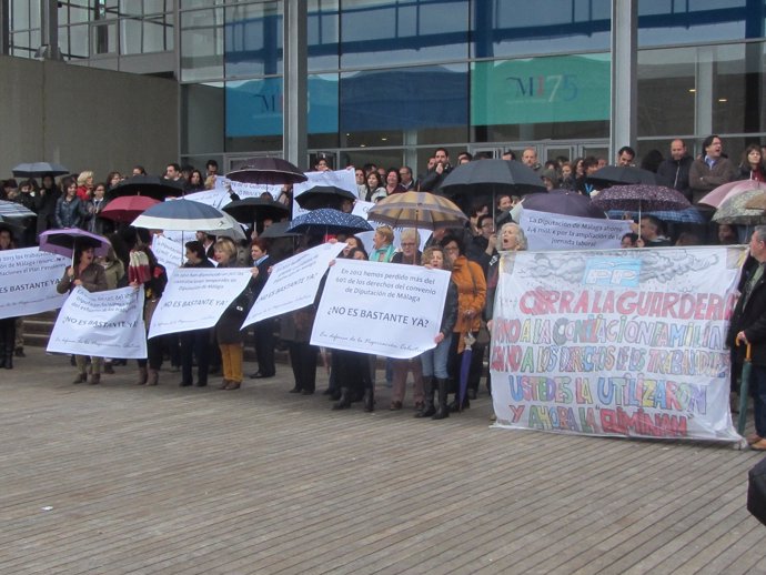 Trabajadores de Diputación protestan por el cierre de la guardería
