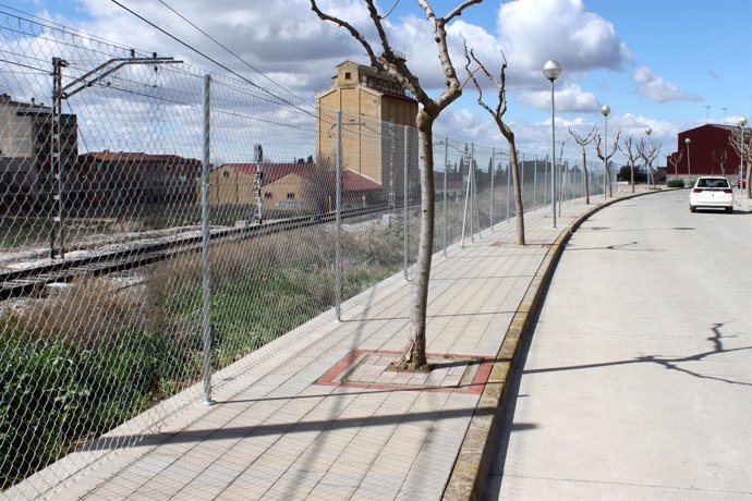 Valla de protección en la vía del tren de Lleida