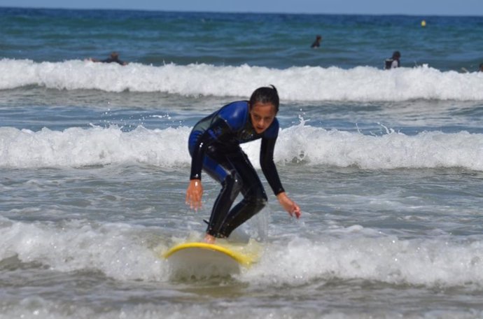 Niña Aprendiendo A Hacer Surf