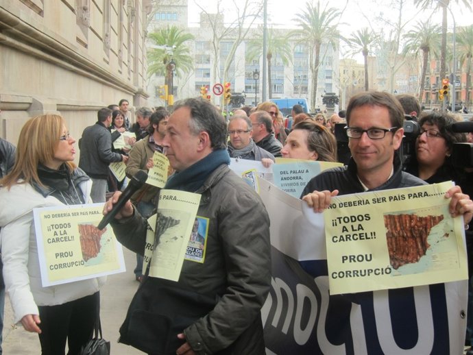 Funcionarios de justicia ante el Palau de Justícia en protesta por los recortes 