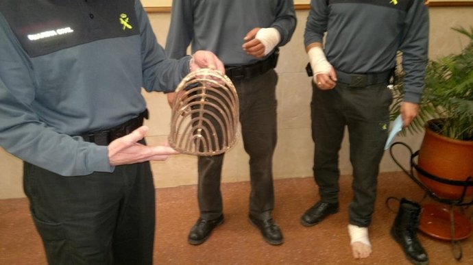 Dos guardias civiles heridos el lunes y un objeto de hierro usado