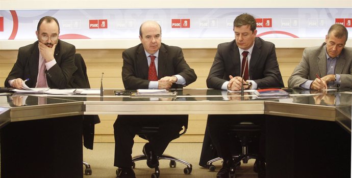 Gaspar Zarrías acompañado por representantes del PSOE en las diputaciones