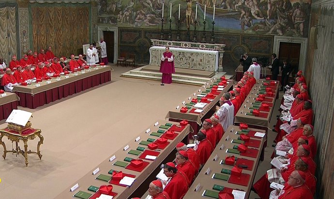 Cardenales sentados en el Cónclave para elegir al Papa