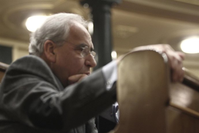 Alfonso Guerra con Trinidad Jiménez en el Congreso