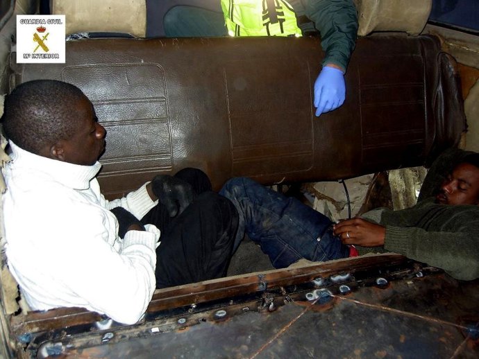 Dos subsaharianos en el interior de una furgoneta descubiertos en Melilla