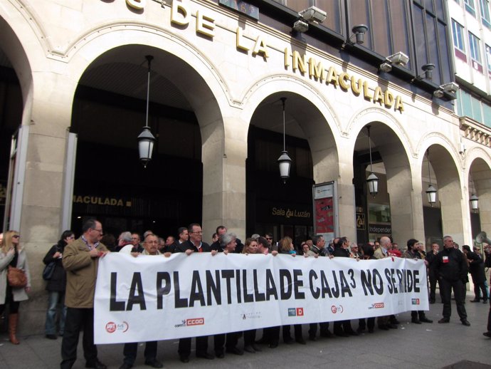 Protesta de trabajadores de Caja3 ante la sede central de Caja Inmaculada (CAI)
