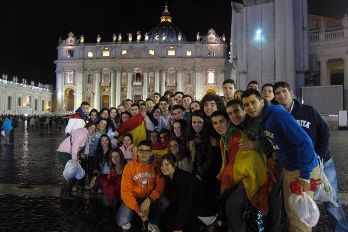 Fieles esperando la fumata negra en la Plaza de San Pedro