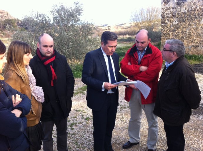Oliván en su visita a los terrenos del futuro hospital de Alcañiz (Teruel)