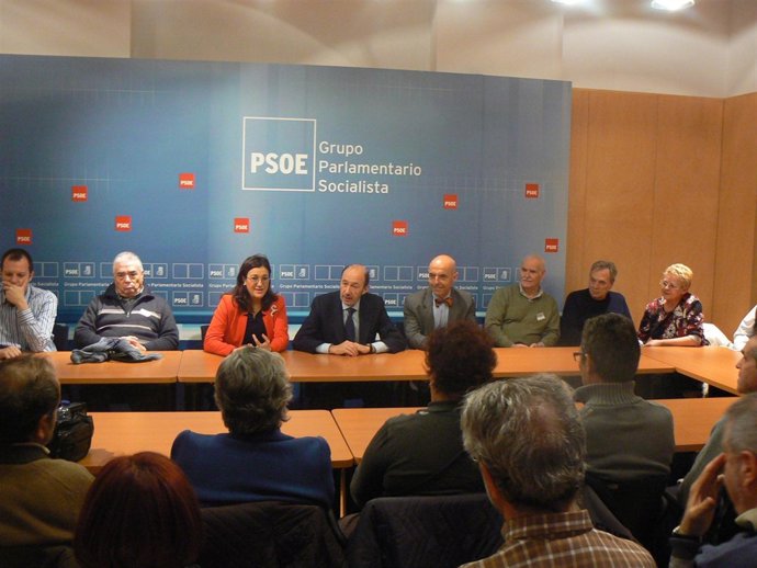 Rubalcaba y Soraya Rodríguez se reúnen con afectados por las preferentes