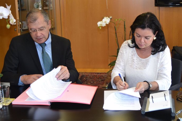 Sancho Rieger y Peña, durante la firma del acuerdo