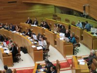 (AV.Feijóo reprocha a la oposición el "uso político de muertos" y jóvenes ante acusaciones de recortes y paro