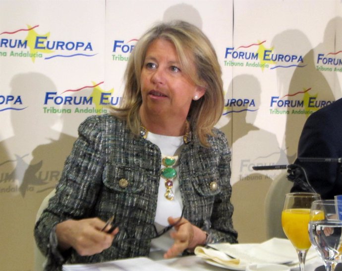 La presidenta de la FAMP, Ángeles Muñoz, en un desayuno de Fórum Europa