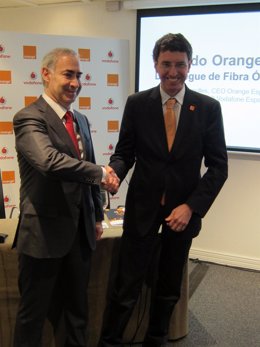 El CEO de Vodafone, Antonio Coimbra, y el CEO Orange España Jean Marc Vignolles