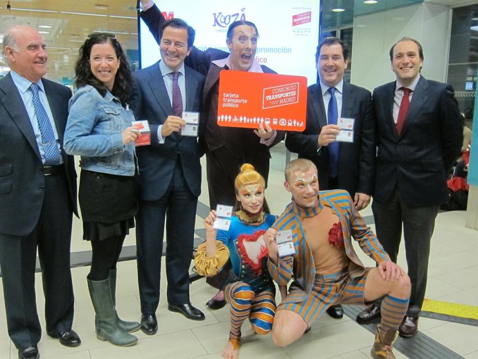 Cavero con miembros del Cirque du Soleil