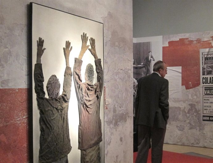 Un espectador en la exposición sobre lucha universitaria en la UV