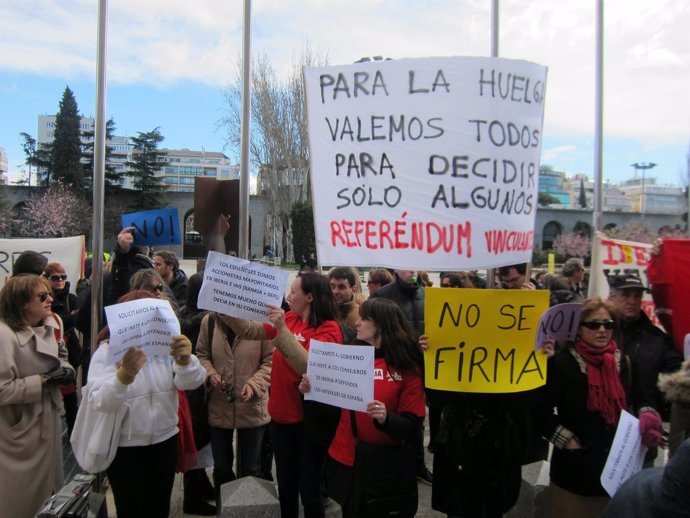 Trabajadores de Iberia protestan en Fomento