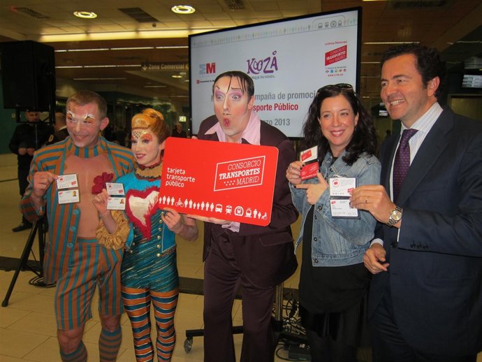 Cavero con integrantes del Cirque du Soleil