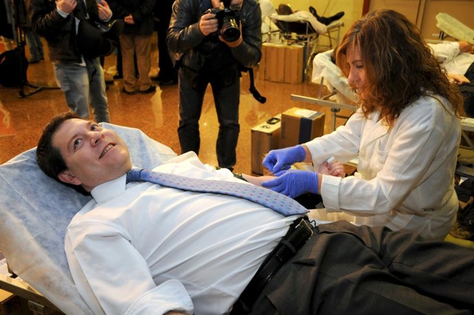 Emiliano García-Page donando sangre