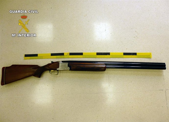 Imagen de la escopeta disparada durante la riña, propiedad del detenido 