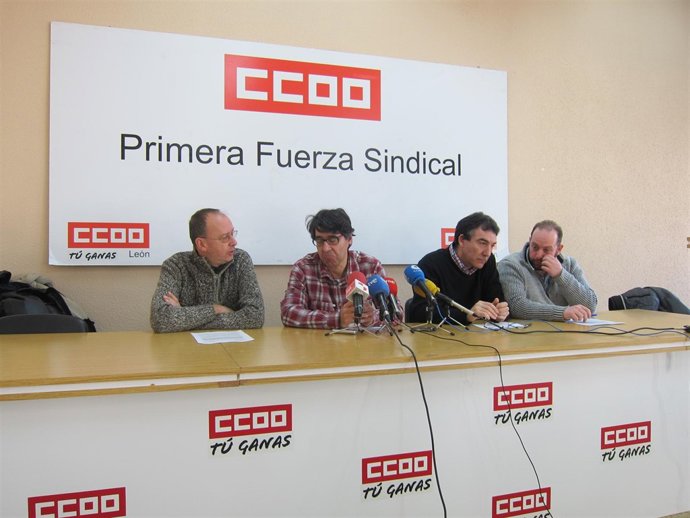 Angel Hernández, junto a otros representantes de CC.OO