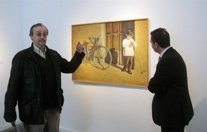 Del Castillo muestra uno de sus cuadros en presencia del diputado de Cultura.