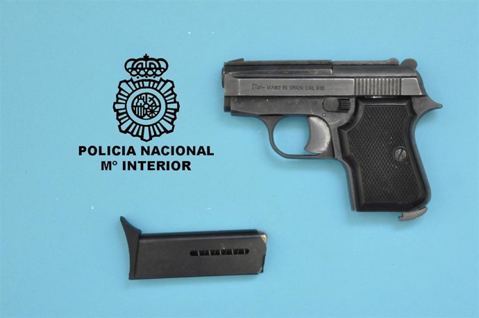 Pistola intervenida al detenido.