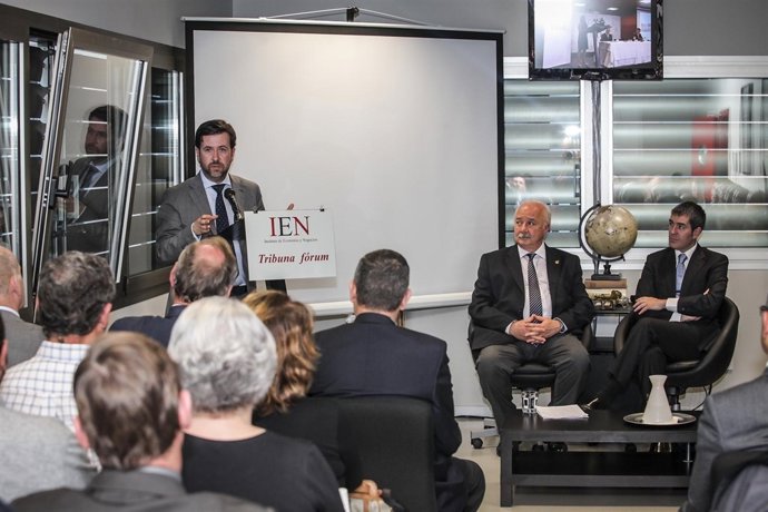 Conferencia en La Laguna de carlos Alonso y Ricardo Melchior