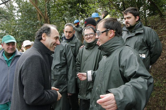 Diego con los trabajadores del parque 