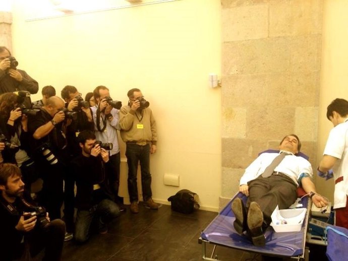 Artur Mas donando sangre en el Parlament