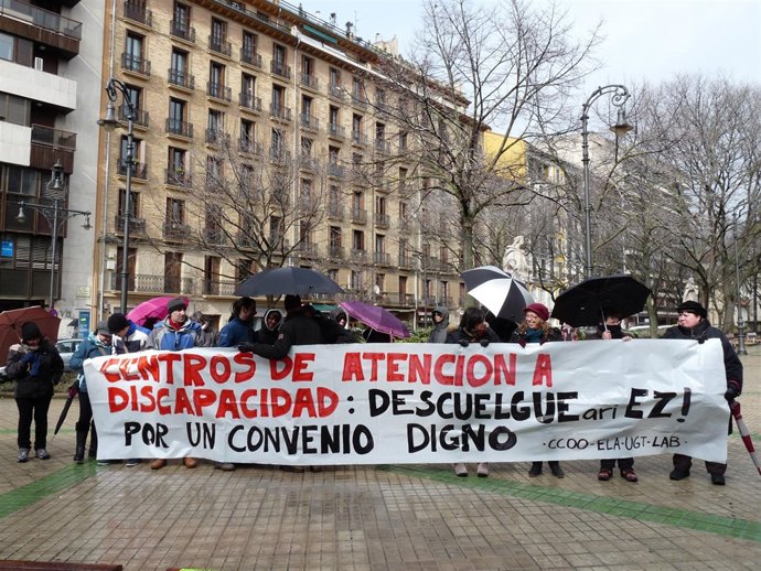 Concentración por un convenio "digno" en centros de atención a discapacidad.