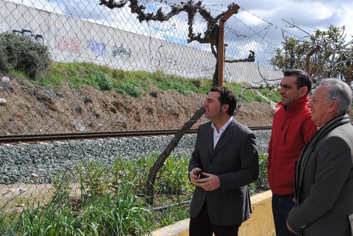 El alcalde de Maracena, Noel López, junto a las vías del tren