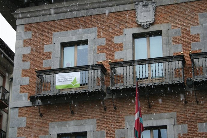 Cartel a favor de los derechos de los presos en el Ayuntamiento de Tolosa.