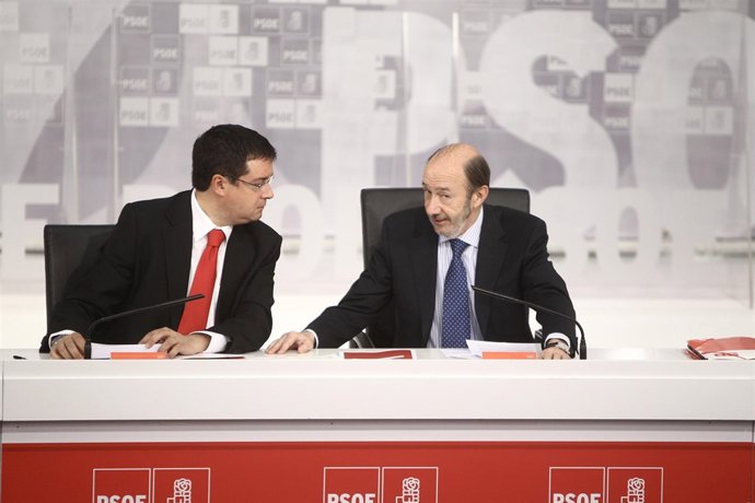Rubalcaba Y Oscar López Presiden Una Reunión Del PSOE
