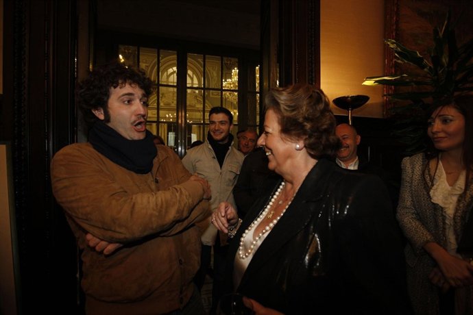 Uno de lso cantantes de 'il barbiere di Siviglia' con Rita Barberá 