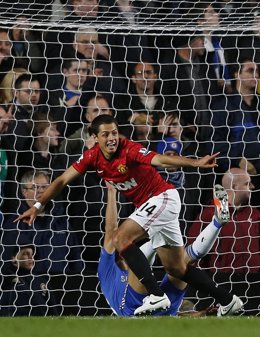 El United asalta el liderato del Chelsea con un arbitraje nefasto