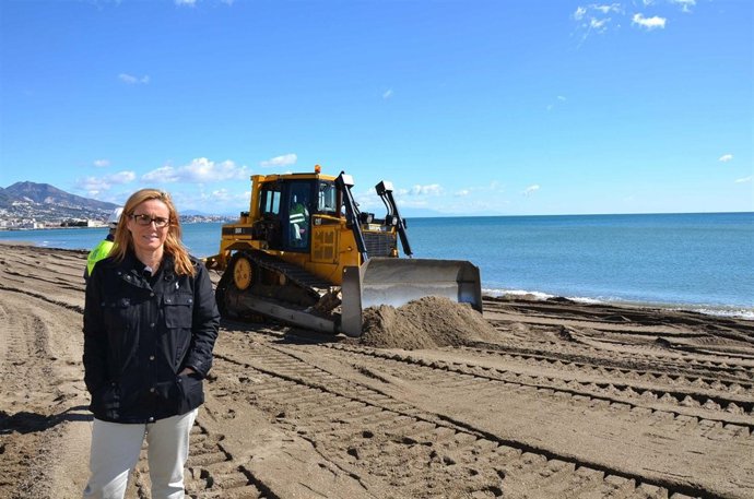 Ana Mula visita la regeneración de playa Fuengirola aporte arena turismo