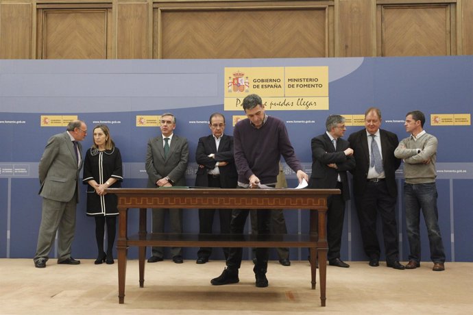 Dirección de Iberia y sindicatos firman la propuesta del mediador, Gregorio Tude