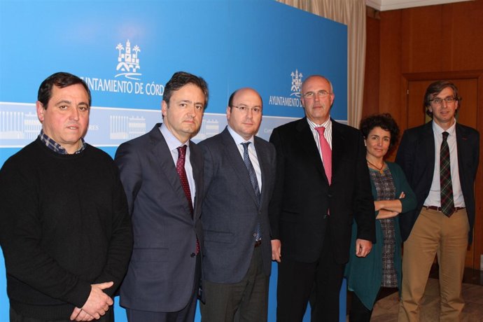 Navas (centro), con los responsables de CEAT