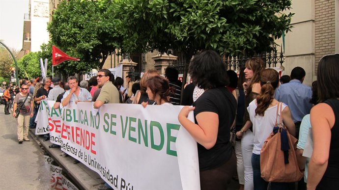 Concentración Por Recortes De La Universidad