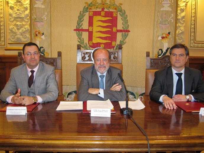 El alcalde, junto a Fernando Rubio (izda)  y el presidente de Philips (dcha),