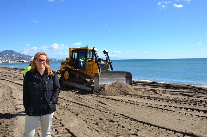 Ana Mula visita la regeneración de playa Fuengirola aporte arena turismo
