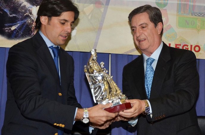 Fran Rivera recogiendo el Trofeo Virgen de los Reyes