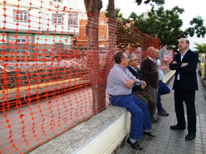 Cardona con vecinos del barrio de La Ascensión