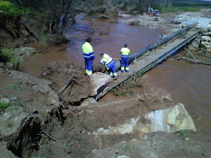 Operarios de Somajasa en el lugar de la avería que ha dejado sin agua a Mengíbar