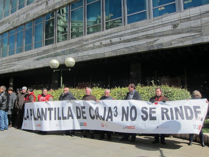 Concentración de los trabajadores de Caja3 en la sede de Ibercaja.