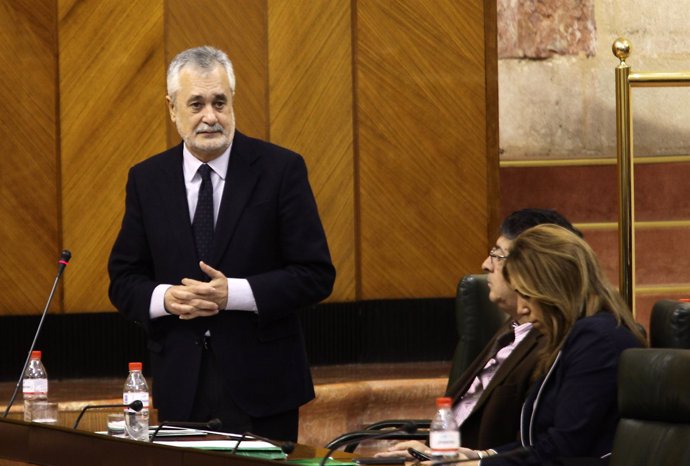 Griñán responde a una pregunta en el Pleno del Parlamento