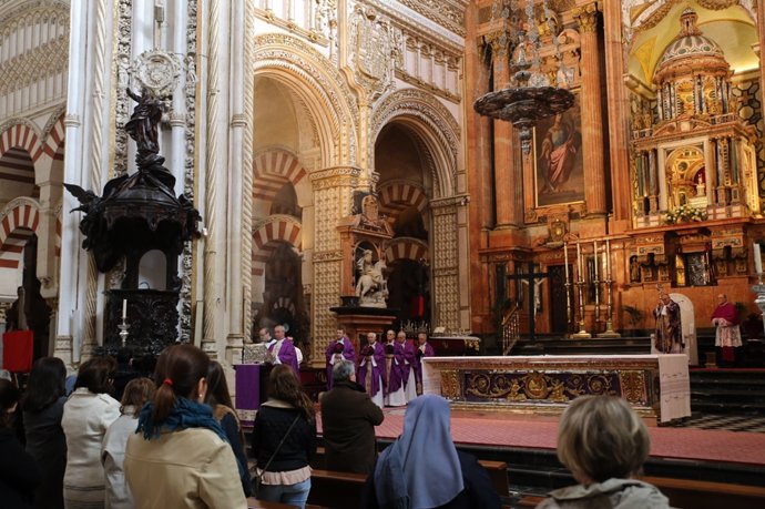 Un momento de la Misa por el Papa en la Catedral de Córdoba
