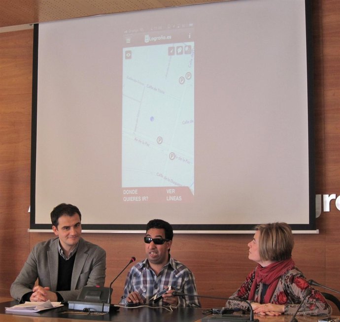 Sáinz y Corres escuchan la explicación de Chaaban sobre la aplicación