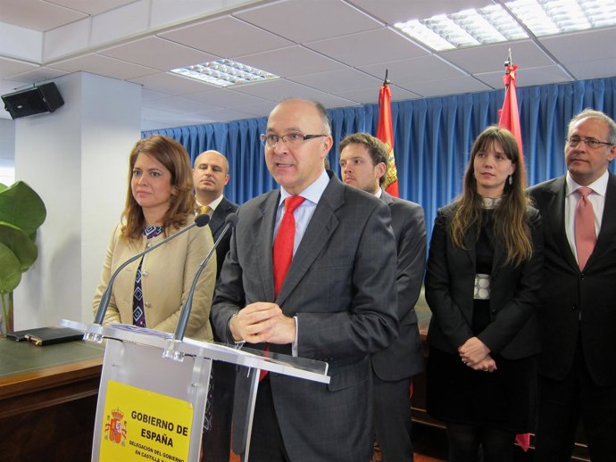 Ramiro Ruiz Medrano, junto a representantes de AJE en CyL.