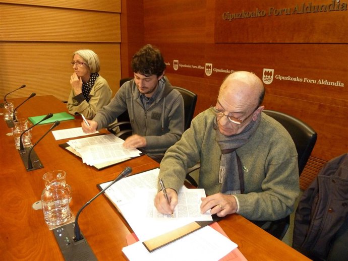 Iñaki Errazkin firma del convenio con el Banco de Alimentos